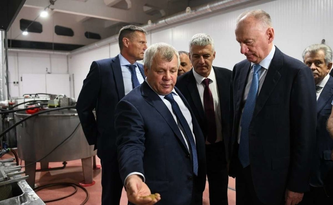 Секретарь Совбеза РФ побывал на заводе рыбных кормов в Карелии