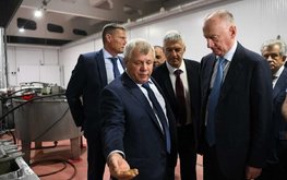 Секретарь Совбеза РФ побывал на заводе рыбных кормов в Карелии