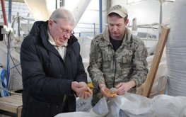 Липецкий сельхозкооператив на средства гранта наладил производство комбикормов